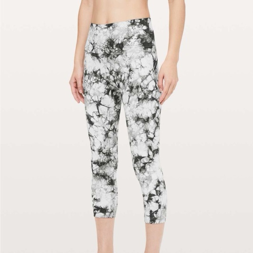 Lululemon WU Shibori Luxstreme 25 inch sz 6